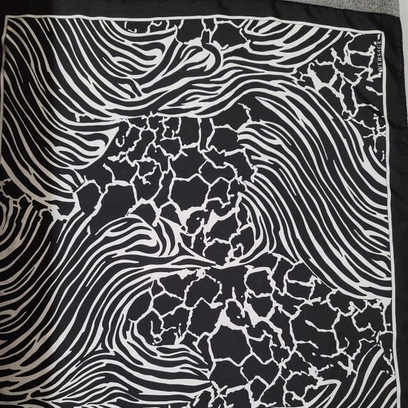 Versace silk scarf - Picture 4 of 7